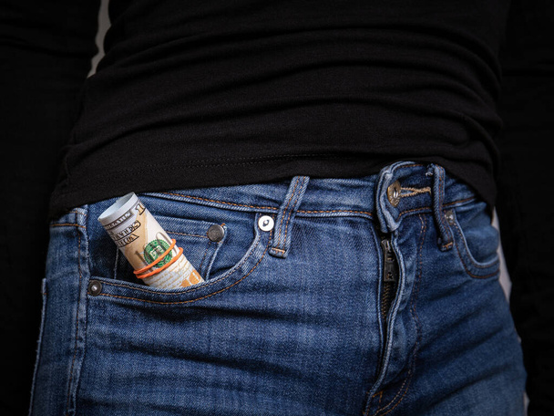 Dinero en el bolsillo de los jeans - Foto, imagen