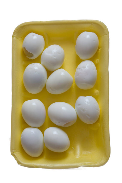 皮をむいた卵は黄色の梱包箱にあります,白い背景にメガー朝食,隔離された - 写真・画像