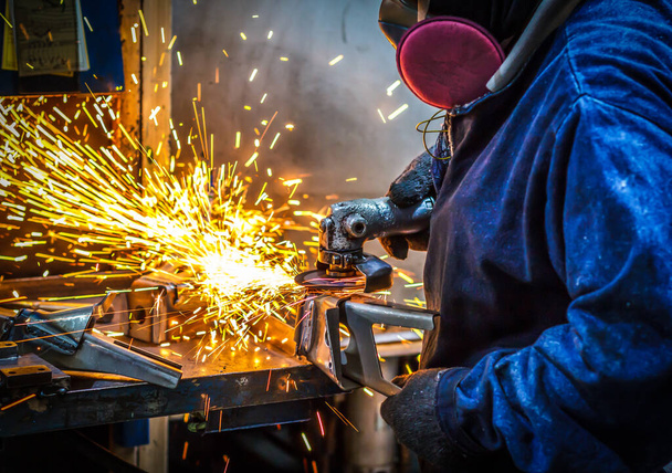 Trabajador de corte de acero con amoladora
  - Foto, imagen