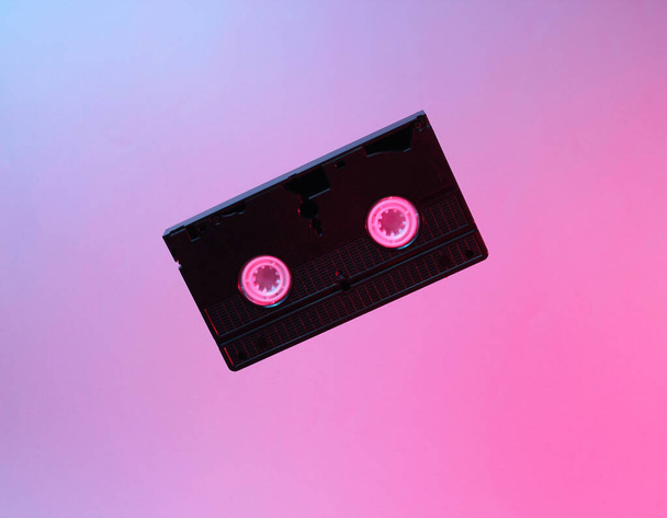 Minimalisme concept de style rétro. 80 ans. Vidéo cassette en néon rouge lumière bleue. Onde rétro - Photo, image