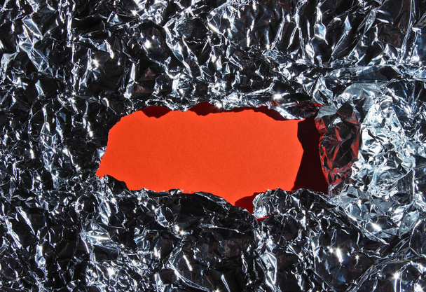 Quadro rasgado de folha de alumínio amassada com espaço laranja para a enfermidade. Espaço de cópia
 - Foto, Imagem
