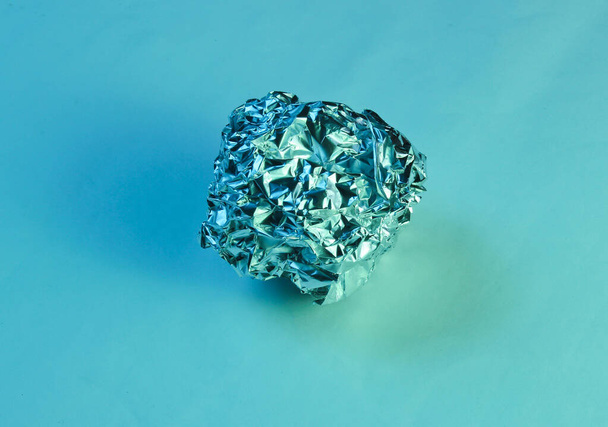 Bola de papel enrugada. Luz azul holográfica. Visão superior, surrealismo - Foto, Imagem