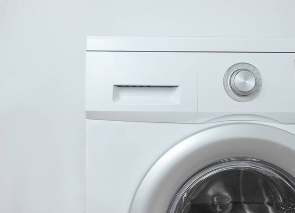 Machine à laver sur fond blanc
 - Photo, image