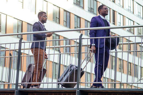 dwóch afrykańskich partnerów biznesowych jedzie w kierunku lotniska na międzynarodową konferencję biznesową - Zdjęcie, obraz
