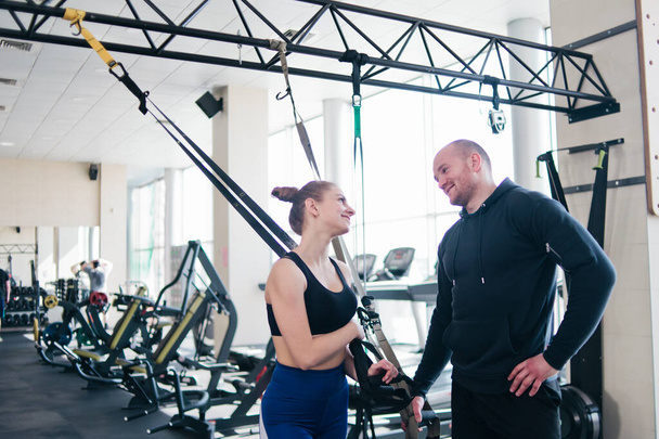 Fröhlich fitte Frau und Mann unterhalten sich während einer Trainingspause mit Fitnessbändern - Foto, Bild
