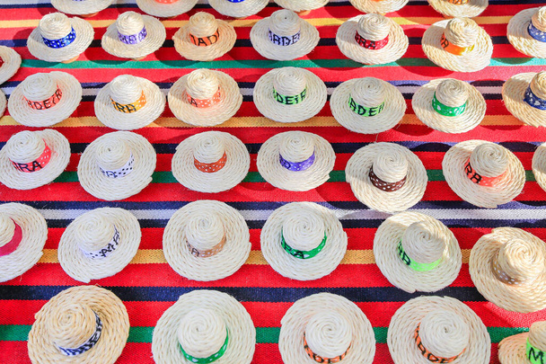 Wiele letnich kapeluszy wykonanych z sizalu - Zdjęcie, obraz