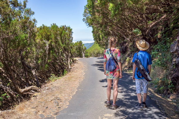 ポルトガルの自然を歩く母と息子 - 写真・画像