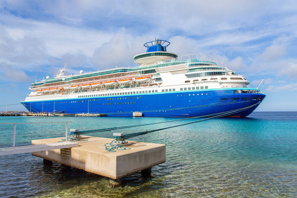 Statek pasażerski zakotwiczony na wybrzeżu Bonaire - Zdjęcie, obraz