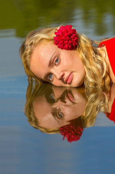 Portrait miroir image femme blonde dans l'eau
 - Photo, image