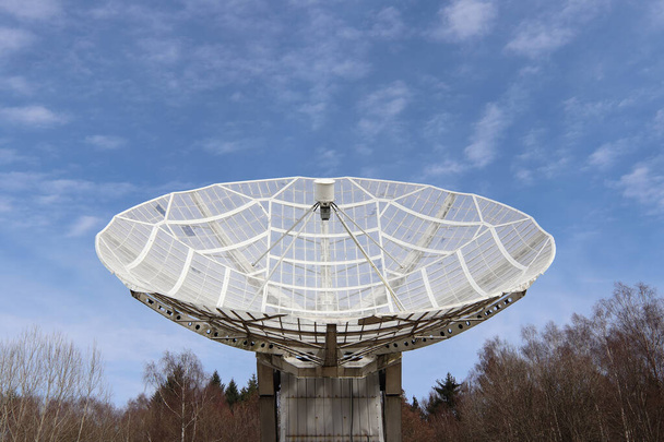 Ραδιοτηλεσκόπιο εστίαση στον ουρανό - Φωτογραφία, εικόνα