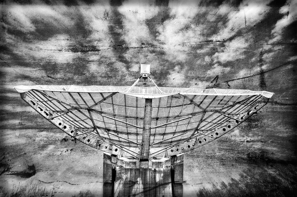 Radiotelescope εστίαση στον ουρανό σε στυλ grunge - Φωτογραφία, εικόνα