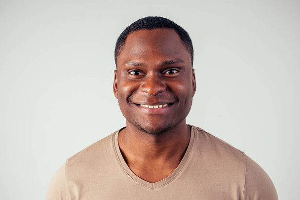 портрет африканського бізнесмена американця в студії знятий на білому тлі
 - Фото, зображення