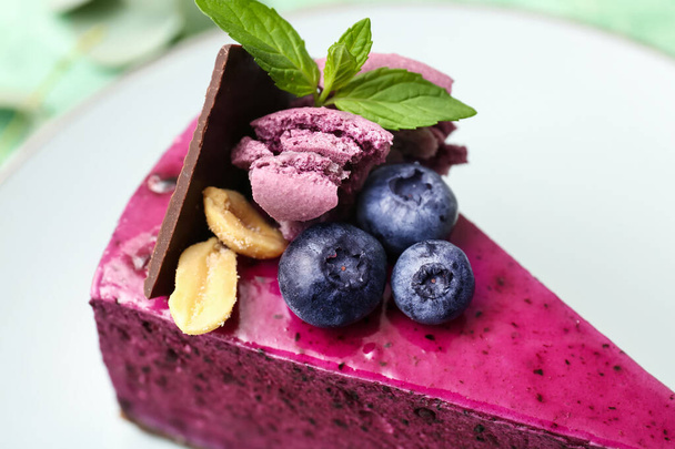 Tasty blueberry cake on plate, closeup - Foto, Imagem