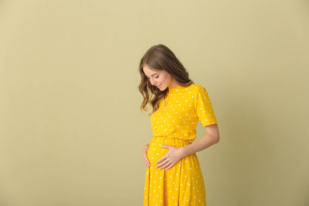 Красива вагітна жінка на кольоровому фоні
 - Фото, зображення
