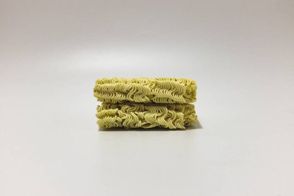 Nudeln aus ungekochtem Instant-Ramen - Foto, Bild
