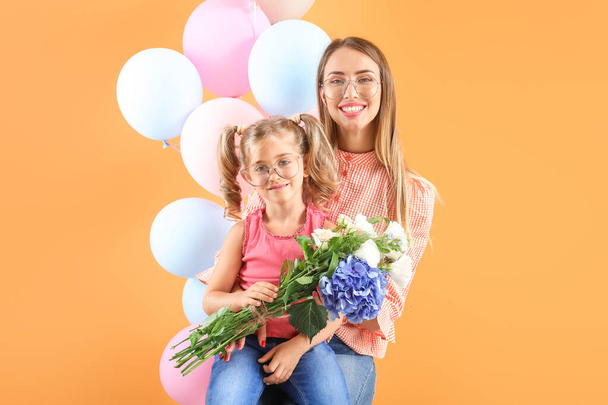 Little girl greeting her mother on color background - Fotografie, Obrázek