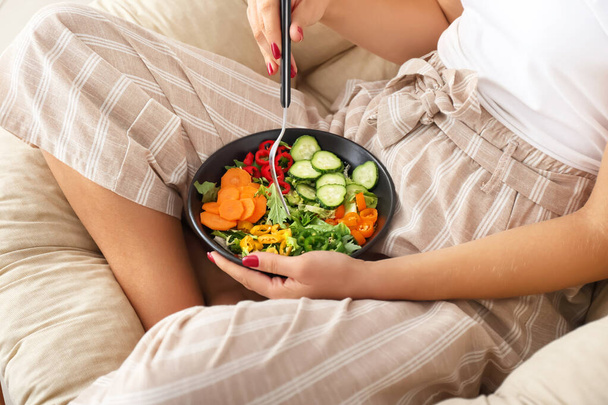 Nő eszik ízletes zöldség saláta, közelkép - Fotó, kép
