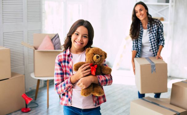 Young mother with daughter in new apartment - Photo, Image