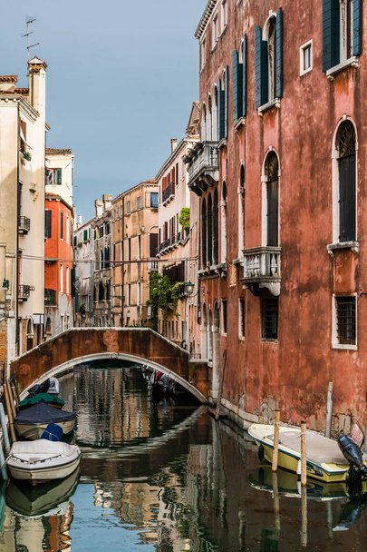 alte Häuser, vom Meer umspült, stehen an schmalen Kanälen im Herzen des antiken Venedigs. - Foto, Bild