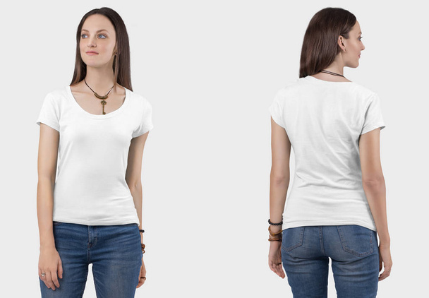 Vue avant et arrière du beau modèle féminin debout portant un t-shirt uni blanc à manches courtes en pantalon jean bleu. Contexte isolé
. - Photo, image
