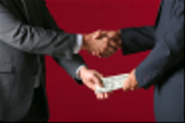 Zakenman die smeergeld aanneemt tegen kleur achtergrond - Foto, afbeelding