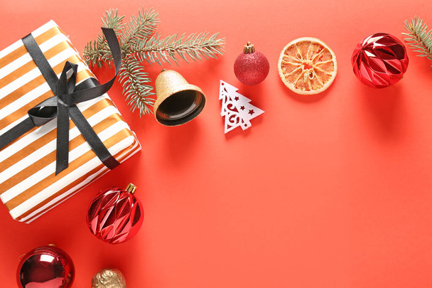 schöne Weihnachtskomposition mit Geschenk auf farbigem Hintergrund - Foto, Bild