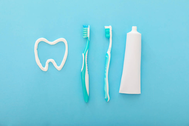 Tooth brushes and paste on color background - Foto, imagen