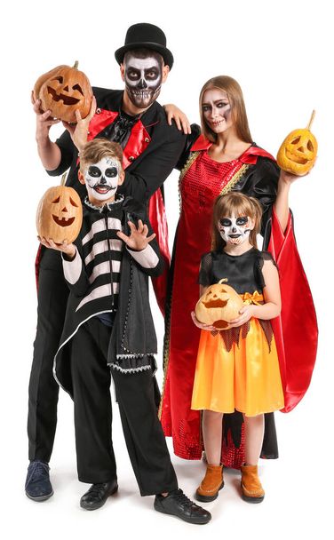 Семья в костюмах на Хэллоуин и с тыквами на белом фоне
 - Фото, изображение