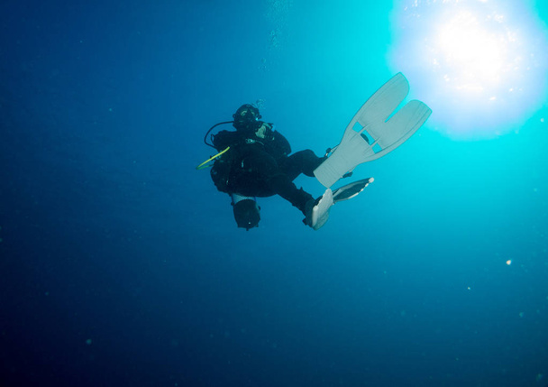 Подводник под океаном - Фото, изображение