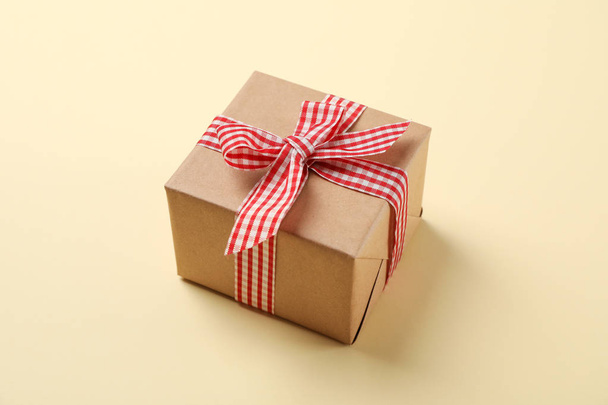 Подарочная коробка с луком на цветном фоне, место для текста
 - Фото, изображение