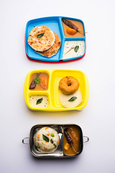 Surtido de comida tiffin / lonchera del sur de la India en grupo, incluye idli vada, uttapam / uthappam, upma con sambar y chutney
 - Foto, Imagen