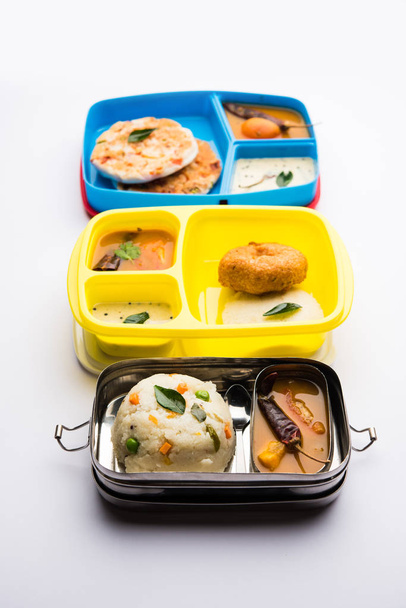 Sorted Jižní indické tiffin / oběd box jídlo ve skupině, obsahuje idli vada, uttapam / uthappam, upma se sambarem a chutney - Fotografie, Obrázek