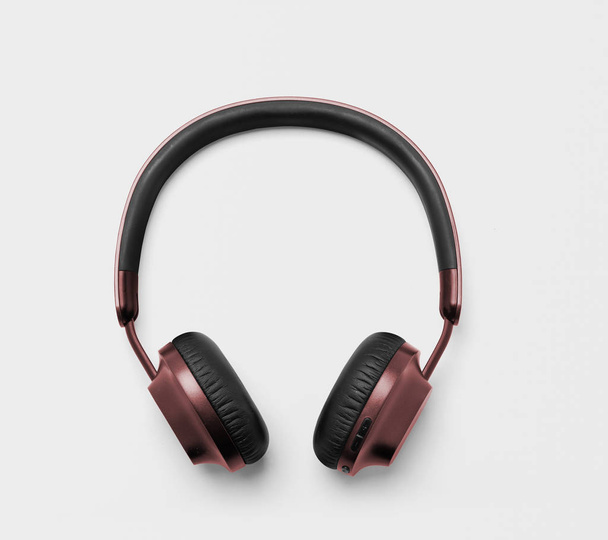 Bezprzewodowa słuchawka czerwono-czarna na izolowanym tle. - Zdjęcie, obraz