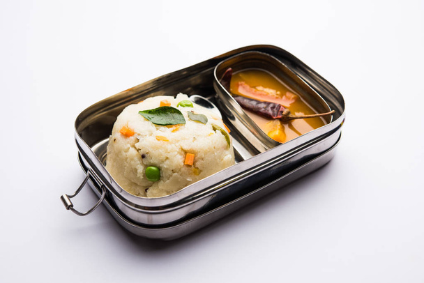 Upma Sambar en Lunch Box de acero inoxidable, enfoque selectivo
 - Foto, imagen
