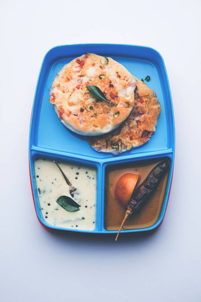 chutney di sambar di uttapam / uthappam in scatola di pranzo o tiffin
 - Foto, immagini