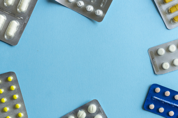Tablettenpackungen (Medikamente) auf farbigem Hintergrund. Minimalkonzept. - Foto, Bild