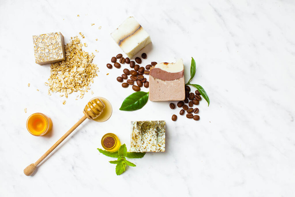 Top view of handmade soap bars with natural ingredients - Foto, afbeelding