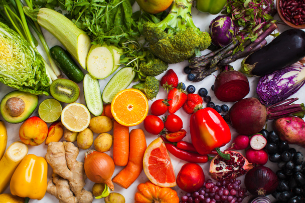Φυσικές βιταμίνες και αντιοξειδωτικά τρόφιμα ουράνιο τόξο κορυφή άποψη. - Φωτογραφία, εικόνα