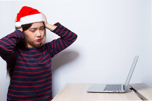 Kobieta ma ból głowy z pracy w Boże Narodzenie - Zdjęcie, obraz
