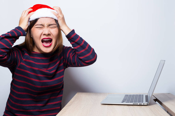 Mujer enojada en el trabajo en Navidad
 - Foto, imagen