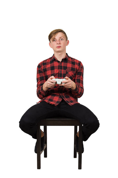 aturdido chico adolescente sentado en un silla jugando video juegos isola
 - Foto, Imagen