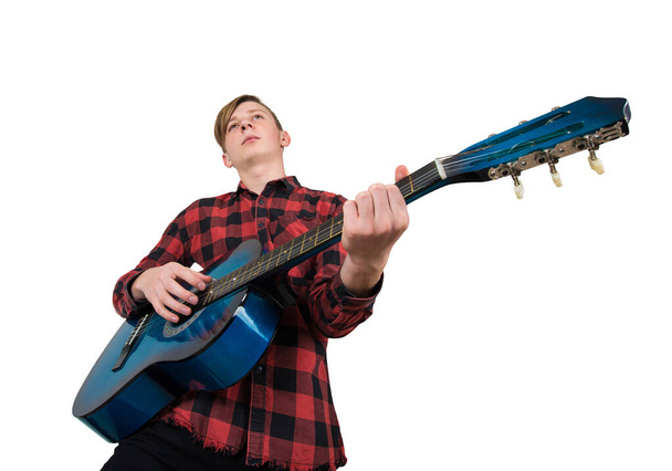 Guapo adolescente tocando en la guitarra acústica aislado ove
 - Foto, imagen