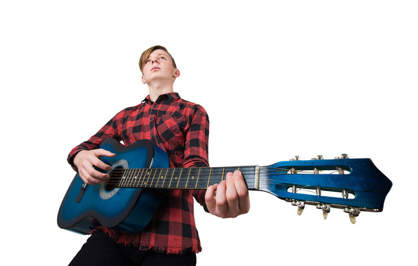 Grave adolescente ragazzo che gioca sulla chitarra acustica isolato o
 - Foto, immagini
