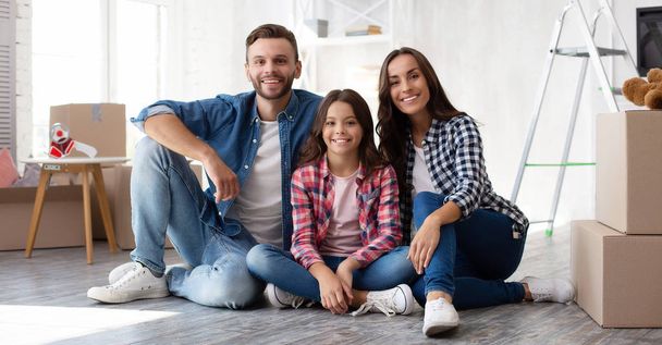 Happy young family in their new apartment - Foto, Bild