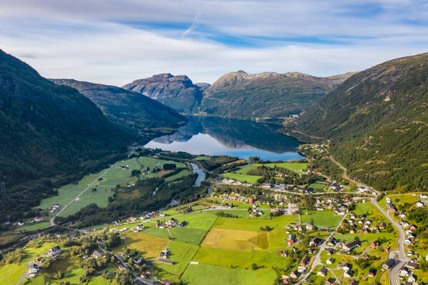 Roldal dorp in de gemeente Odda in de provincie Hordaland, Noorwegen. - Foto, afbeelding