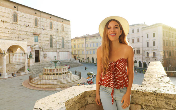 Ευτυχισμένο χαρούμενο κορίτσι της μόδας στην Ιταλία. Όμορφη γυναίκα επισκέπτεται την παλιά μεσαιωνική πόλη της Περούτζια, Ιταλία. - Φωτογραφία, εικόνα