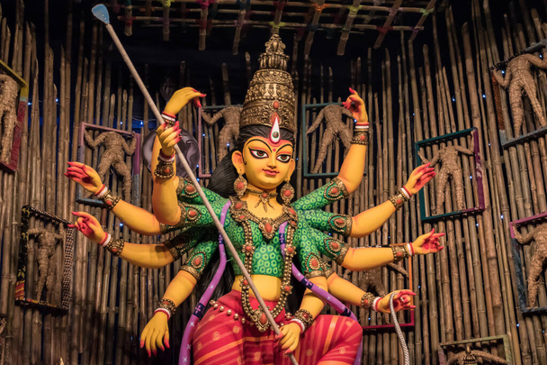 Déesse Durga idole à décoré Durga Puja pandal, tir à la lumière colorée, à Kolkata, Bengale occidental, Inde. Durga Puja est la plus grande fête religieuse de l'hindouisme et est maintenant célébrée dans le monde entier - Photo, image