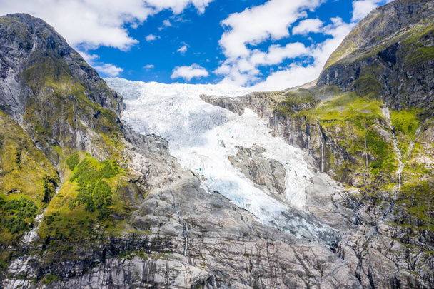 Boyabreen Glacier στην περιοχή Fjaerland στο Δήμο Sogndal στην επαρχία Sogn og Fjordane, Νορβηγία. - Φωτογραφία, εικόνα