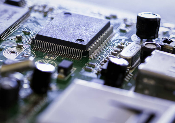 Deska elektronických obvodů se uzavírá procesorem. Malá hloubka pole - Fotografie, Obrázek