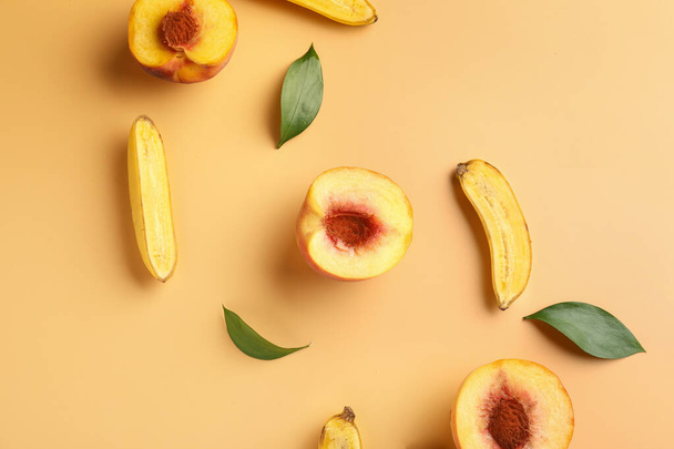 Sweet ripe peaches and bananas on color background - Foto, imagen